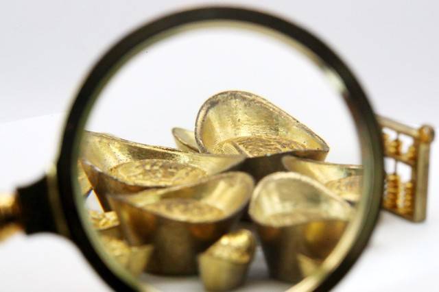 如何看待金黄金的价格变化情况？这种变化情况受哪些因素影响？